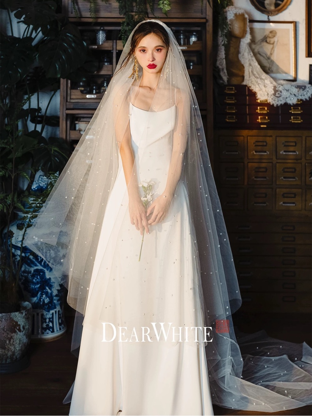 DearWhite Pearl-Embellished Bridal Veil in Ivory Wedding Dress